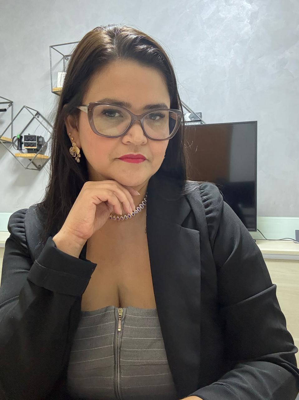 Dra. Flávia Oliveira